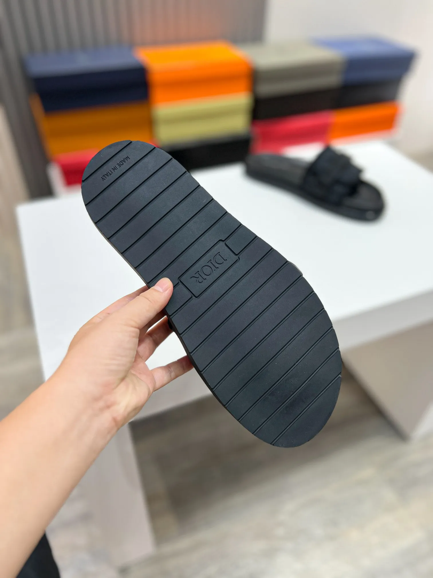 Men's men's shoes 💰320 [DIOR] top version. 2024ss Dior’s latest men’s slippers are a must-have. Dior Alias ​​Men's Genuine Leather Slippers This summer new Alias ​​sandal embodies a casual and elegant style. Carefully crafted from grained cow leather and Oblique printed fabric, with cowhide lining! Cross-strap design with metal-clad brass CD Diamond logo. The imported cowhide leather and rubber sole adds sophistication and comfort, while Oblique print-effect anti-slip panels add style. Size39-44 (38.45 customized)